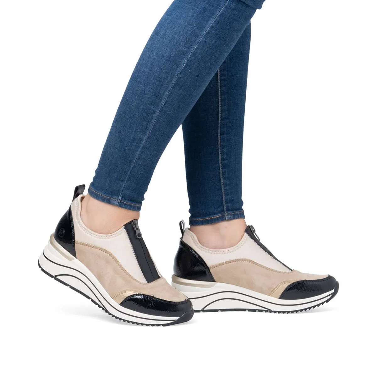 D0T08 Wedge Sneaker