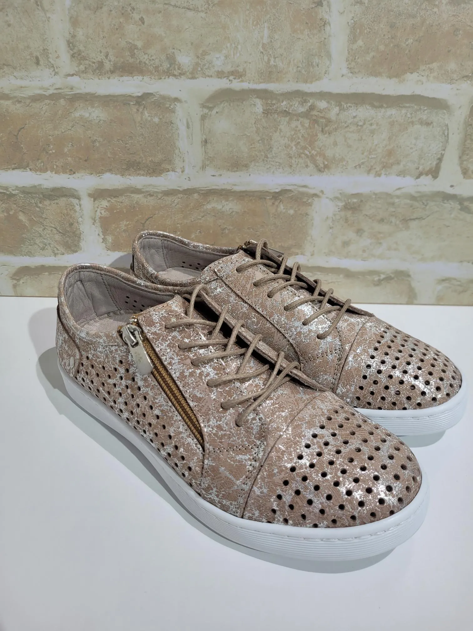 EG17P Taupe Print by Cabello