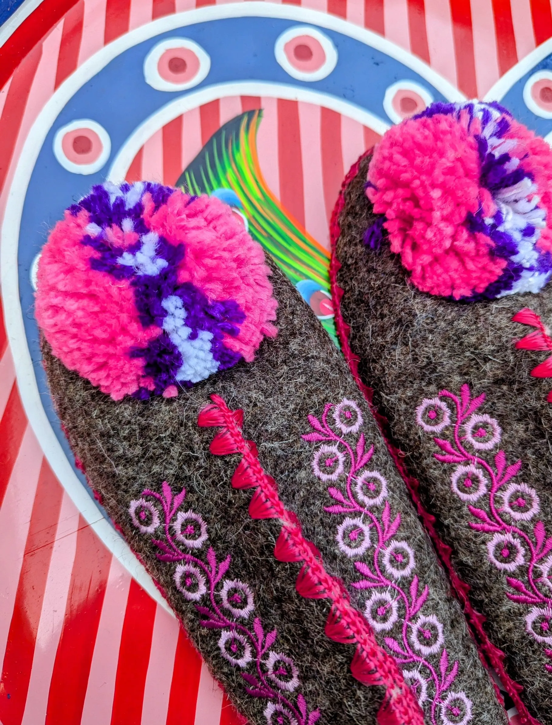 Greek pom pom slippers 39