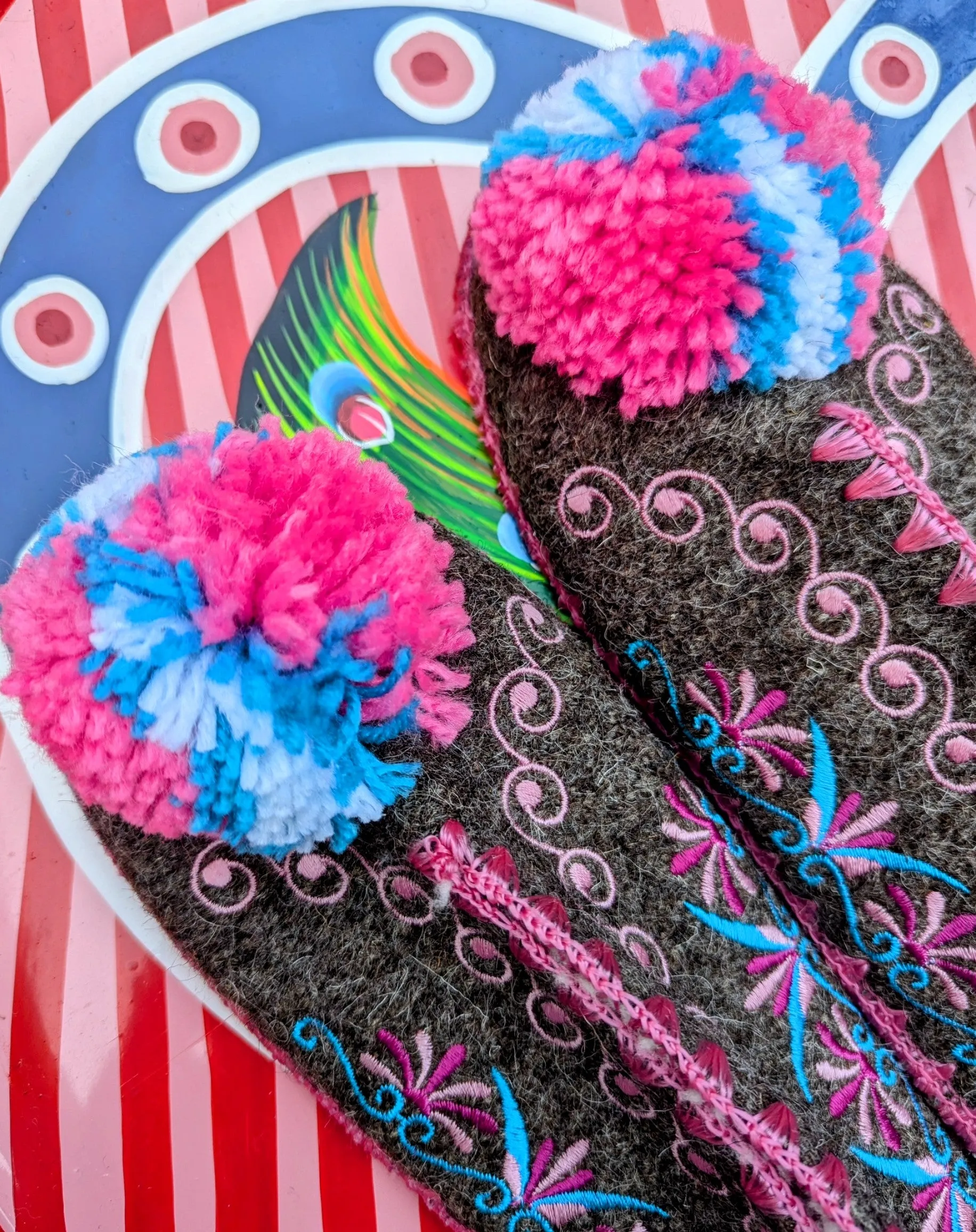 Greek pom pom slippers 39