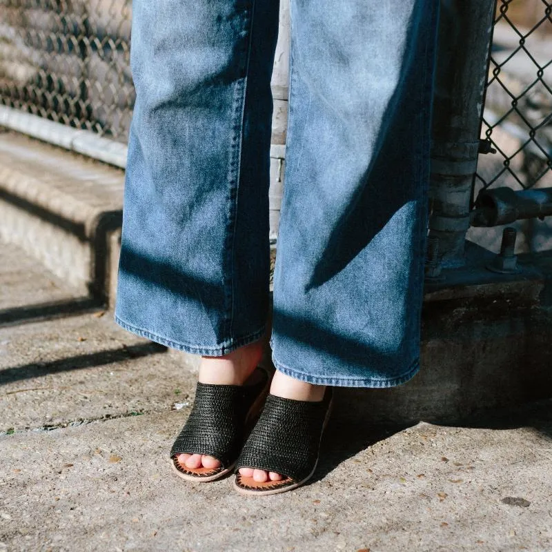Open-Toe Raffia Slide (Black)