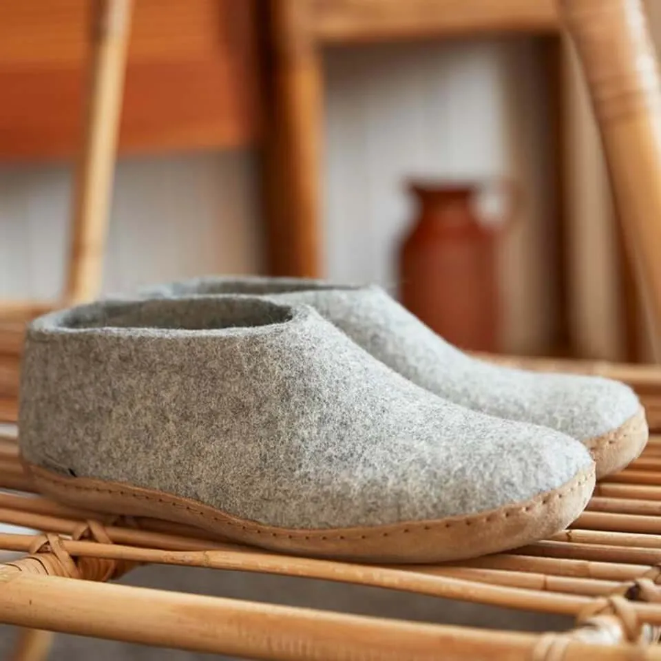 Shoe with leather sole - Grey