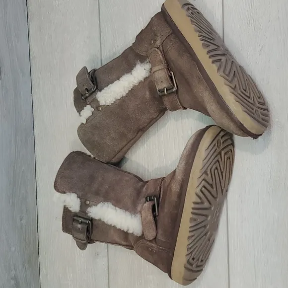 Ugg Kids Girls Magda Water Resistant Mid Calf Sheepskin Boots shoes sz 10